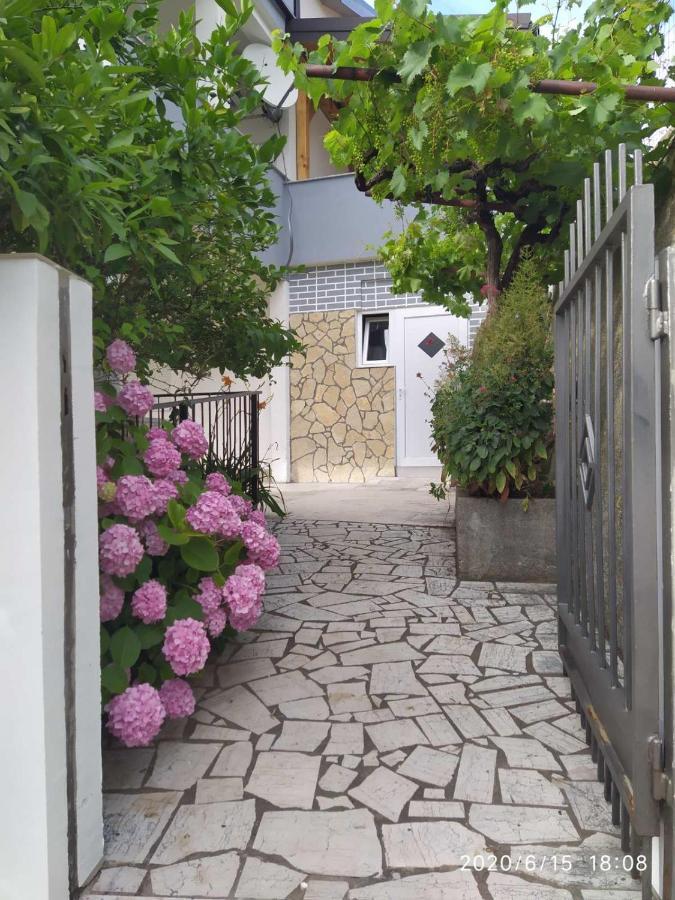 Apartment Valeria Lopar Exterior photo